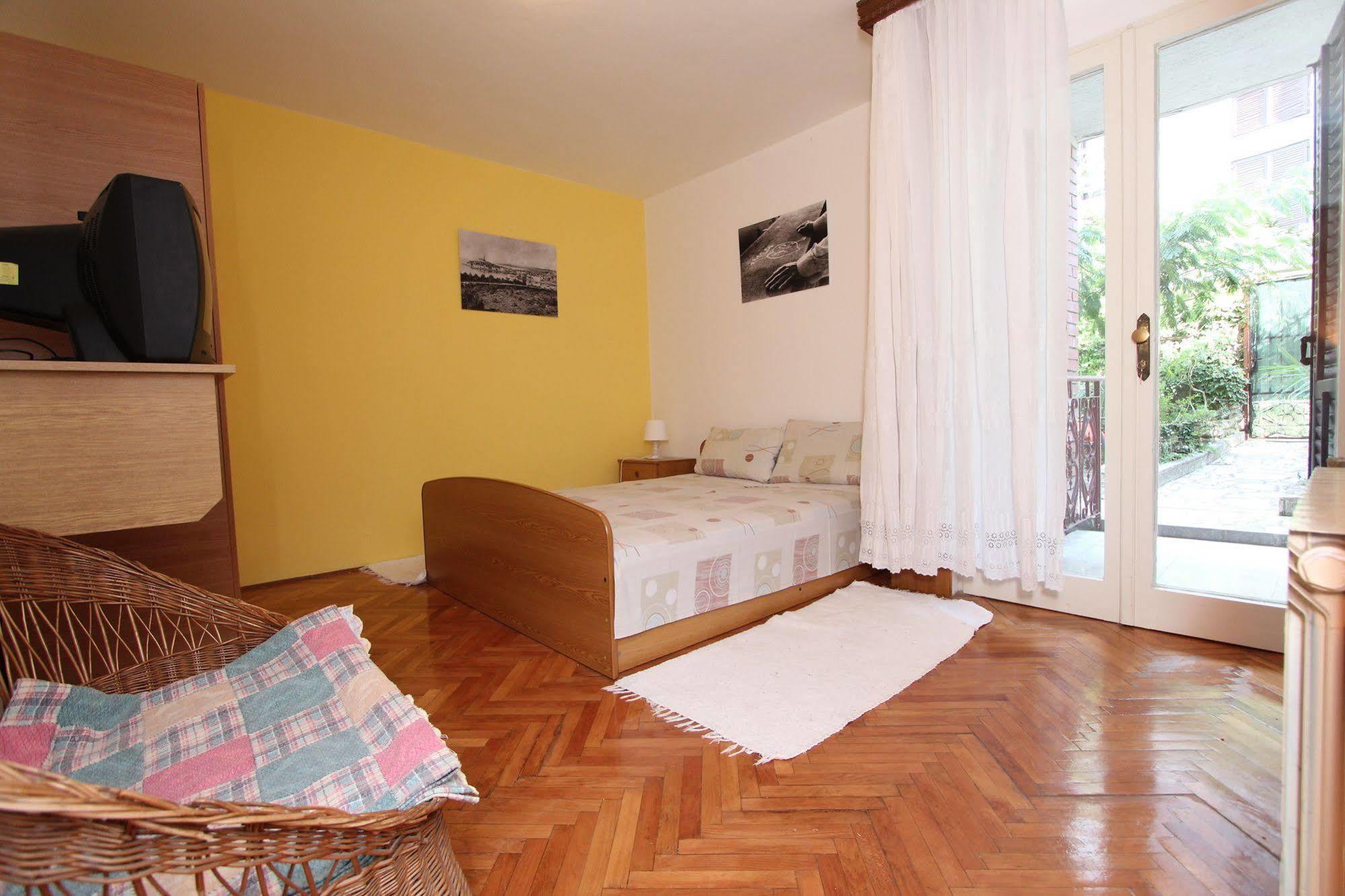 Apartments Tara Rovinj Bagian luar foto